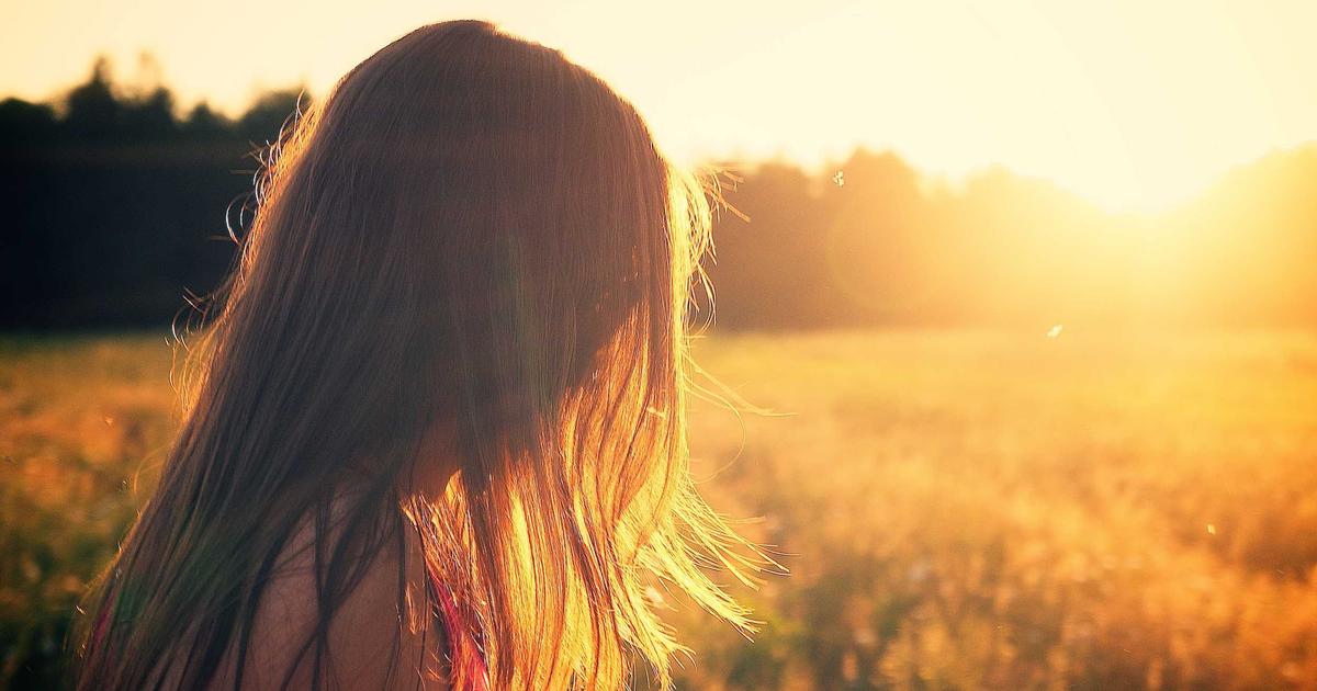 スマホでハンドメイド商品写真を撮影するイメージ